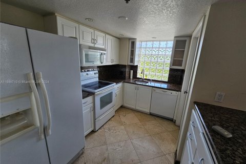Купить кондоминиум в Майами, Флорида 2 спальни, 95.69м2, № 1702942 - фото 8