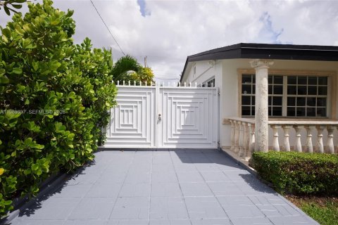 Купить виллу или дом в Майами, Флорида 4 спальни, 244.7м2, № 2051515 - фото 5