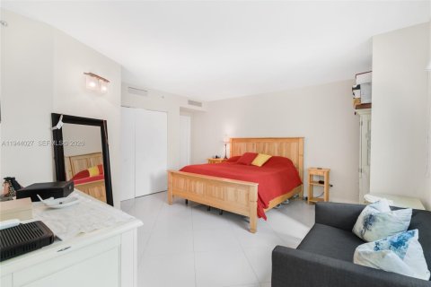 Condo in Miami, Florida, 3 bedrooms  № 2001019 - photo 19
