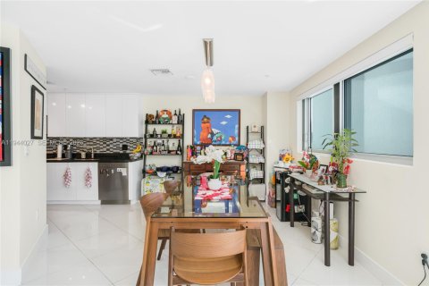Condo in Miami, Florida, 3 bedrooms  № 2001019 - photo 11