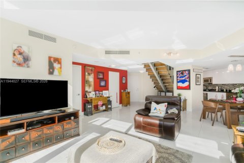 Condo in Miami, Florida, 3 bedrooms  № 2001019 - photo 9