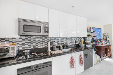 Condo in Miami, Florida, 3 bedrooms  № 2001019 - photo 16