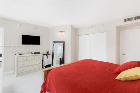 Condo in Miami, Florida, 3 bedrooms  № 2001019 - photo 21
