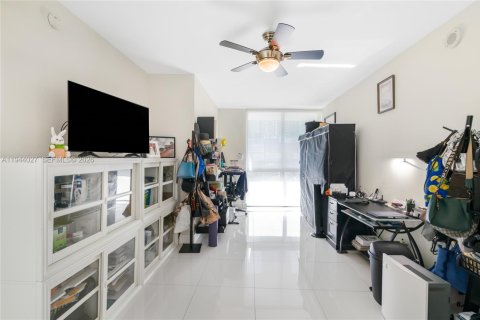 Condo in Miami, Florida, 3 bedrooms  № 2001019 - photo 23