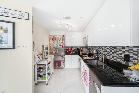 Condo in Miami, Florida, 3 bedrooms  № 2001019 - photo 14