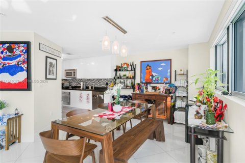 Condo in Miami, Florida, 3 bedrooms  № 2001019 - photo 12