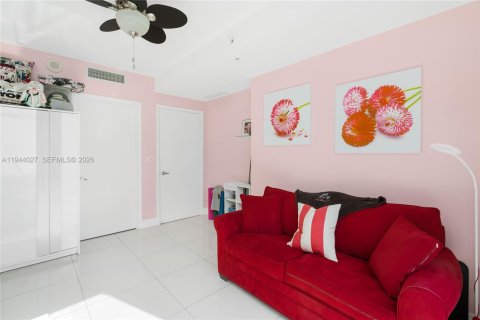 Condo in Miami, Florida, 3 bedrooms  № 2001019 - photo 30