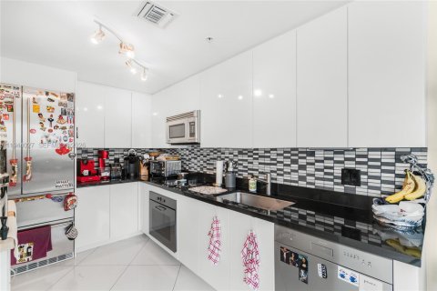 Condo in Miami, Florida, 3 bedrooms  № 2001019 - photo 15