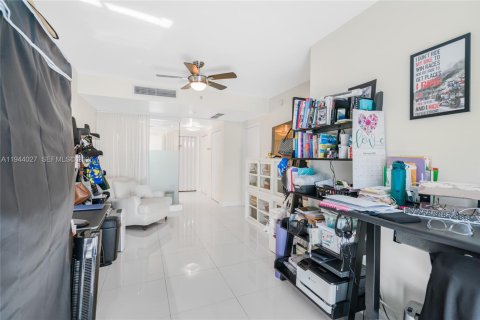 Condo in Miami, Florida, 3 bedrooms  № 2001019 - photo 24