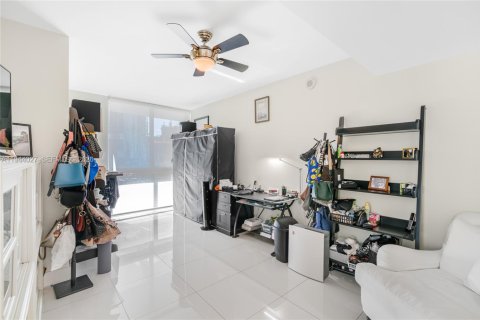 Condo in Miami, Florida, 3 bedrooms  № 2001019 - photo 22