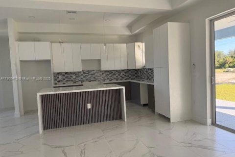 Купить виллу или дом в Лихай-Эйкерс, Флорида 3 спальни, № 1956170 - фото 12