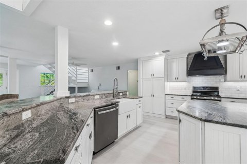 House in Palm Harbor, Florida 3 bedrooms, 196.21 sq.m. № 2117277 - photo 24