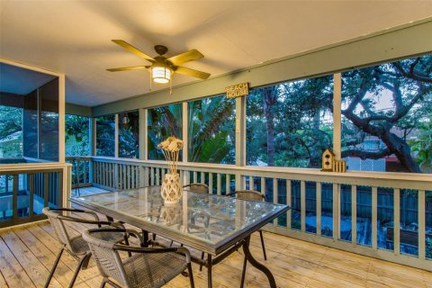 House in Palm Harbor, Florida 3 bedrooms, 196.21 sq.m. № 2117277 - photo 28