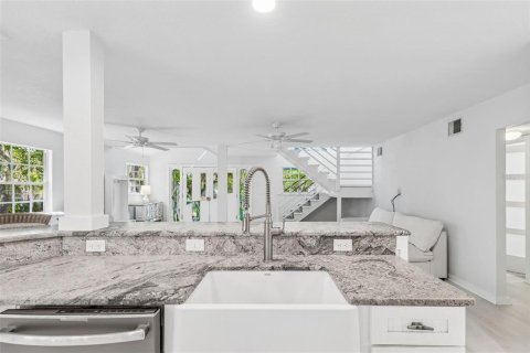 House in Palm Harbor, Florida 3 bedrooms, 196.21 sq.m. № 2117277 - photo 20