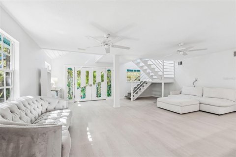 House in Palm Harbor, Florida 3 bedrooms, 196.21 sq.m. № 2117277 - photo 16