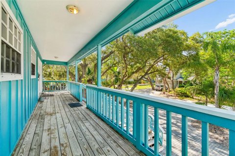 House in Palm Harbor, Florida 3 bedrooms, 196.21 sq.m. № 2117277 - photo 11