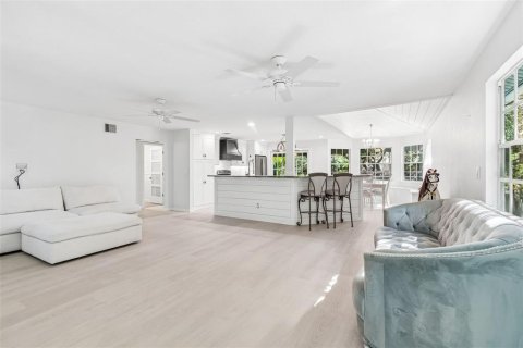House in Palm Harbor, Florida 3 bedrooms, 196.21 sq.m. № 2117277 - photo 17
