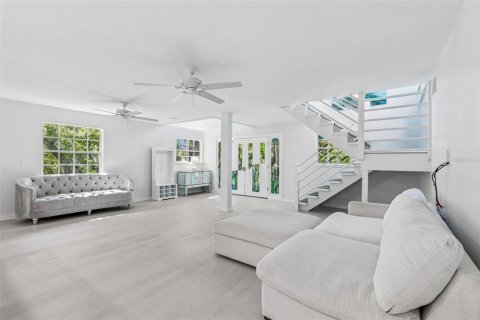 House in Palm Harbor, Florida 3 bedrooms, 196.21 sq.m. № 2117277 - photo 15