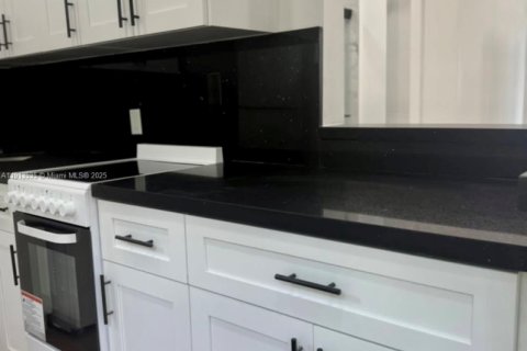 Appartement à louer à Miami, Floride: 1 chambre, 306.21 m2 № 2015886 - photo 4