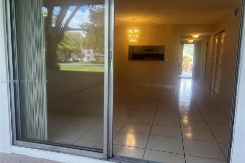 Condo in Pembroke Pines, Florida, 2 bedrooms  № 2068201 - photo 4