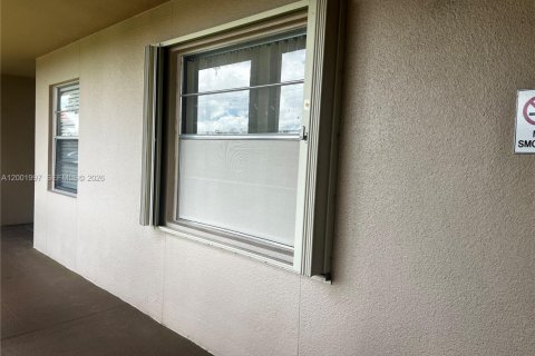 Condo in Pembroke Pines, Florida, 2 bedrooms  № 2068201 - photo 7