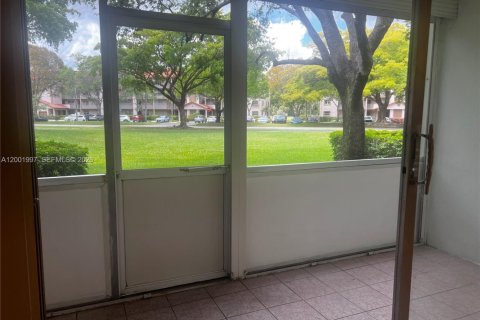 Condo in Pembroke Pines, Florida, 2 bedrooms  № 2068201 - photo 5