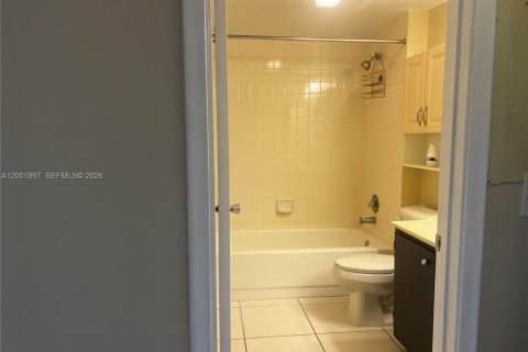 Condo in Pembroke Pines, Florida, 2 bedrooms  № 2068201 - photo 6