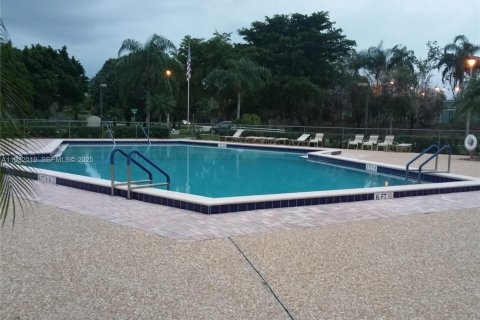 Снять в аренду кондоминиум в Пемброк-Пайнс, Флорида 1 спальня, 95.97м2, № 1990555 - фото 13