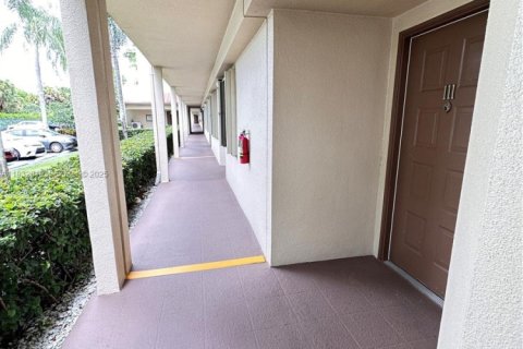 Снять в аренду кондоминиум в Пемброк-Пайнс, Флорида 1 спальня, 95.97м2, № 1990555 - фото 2