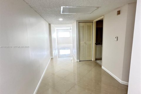 Снять в аренду кондоминиум в Пемброк-Пайнс, Флорида 1 спальня, 95.97м2, № 1990555 - фото 3