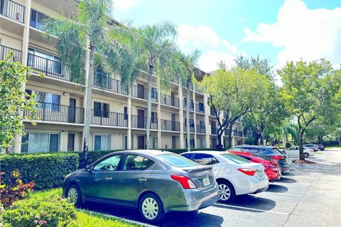 Снять в аренду кондоминиум в Пемброк-Пайнс, Флорида 1 спальня, 95.97м2, № 1990555 - фото 1