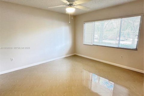 Снять в аренду кондоминиум в Пемброк-Пайнс, Флорида 1 спальня, 95.97м2, № 1990555 - фото 8