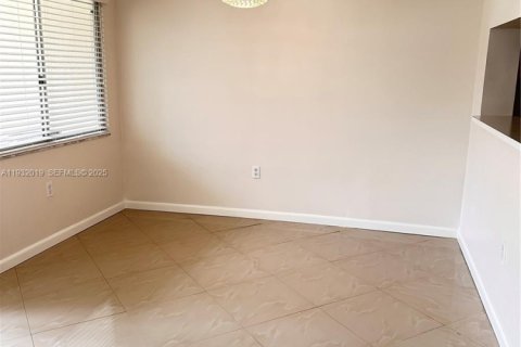 Снять в аренду кондоминиум в Пемброк-Пайнс, Флорида 1 спальня, 95.97м2, № 1990555 - фото 4