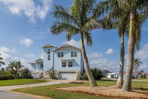 Casa en venta en Port Richey, Florida, 3 dormitorios, 292.83 m2 № 1662363 - foto 1