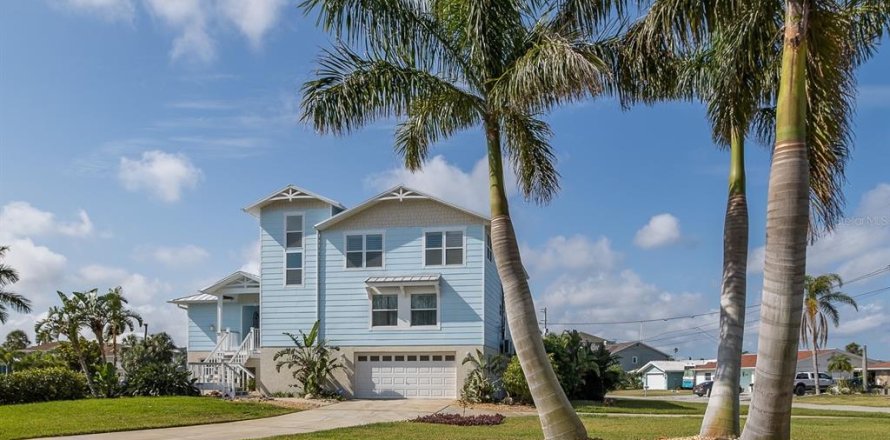 Casa en Port Richey, Florida 3 dormitorios, 292.83 m2 № 1662363