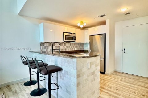 Condo in Miami, Florida, 1 bedroom  № 2047419 - photo 7
