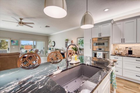 Condo in Indian Shores, Florida, 2 bedrooms  № 1635997 - photo 25