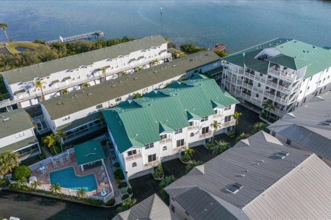 Condo in Indian Shores, Florida, 2 bedrooms  № 1635997 - photo 1