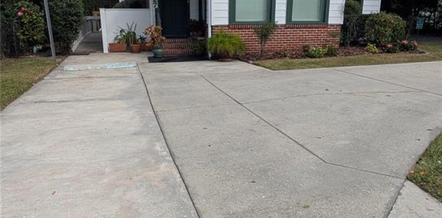 Commercial property in Ocala, Florida 139.26 sq.m. № 2121998