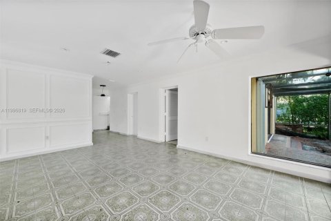 House in Coral Gables, Florida 5 bedrooms, 290.13 sq.m. № 2058566 - photo 7