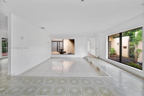 House in Coral Gables, Florida 5 bedrooms, 290.13 sq.m. № 2058566 - photo 9