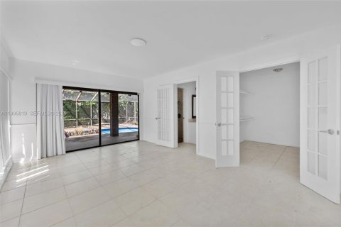 House in Coral Gables, Florida 5 bedrooms, 290.13 sq.m. № 2058566 - photo 11