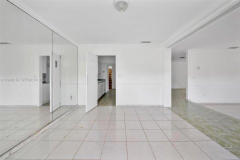 House in Coral Gables, Florida 5 bedrooms, 290.13 sq.m. № 2058566 - photo 10