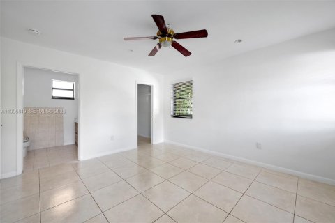 House in Coral Gables, Florida 5 bedrooms, 290.13 sq.m. № 2058566 - photo 15