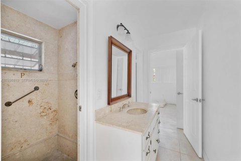 House in Coral Gables, Florida 5 bedrooms, 290.13 sq.m. № 2058566 - photo 13