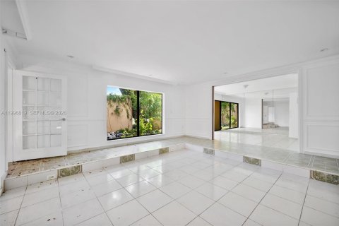 House in Coral Gables, Florida 5 bedrooms, 290.13 sq.m. № 2058566 - photo 8