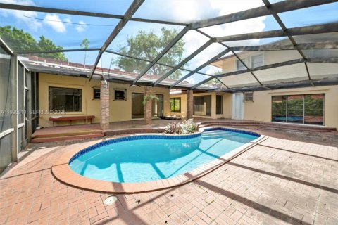 House in Coral Gables, Florida 5 bedrooms, 290.13 sq.m. № 2058566 - photo 3