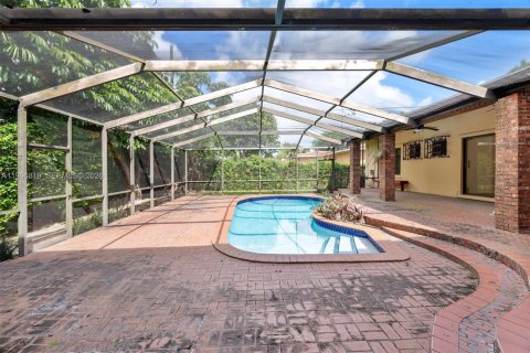 House in Coral Gables, Florida 5 bedrooms, 290.13 sq.m. № 2058566 - photo 5
