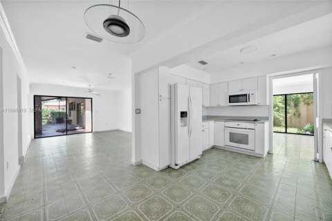 House in Coral Gables, Florida 5 bedrooms, 290.13 sq.m. № 2058566 - photo 6