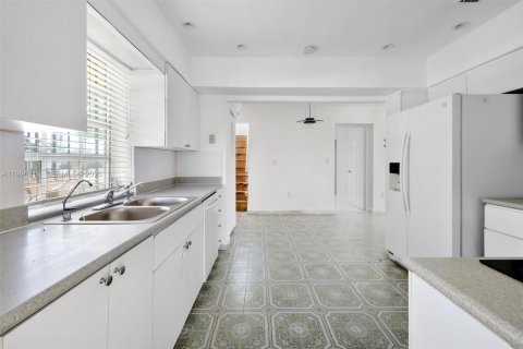 House in Coral Gables, Florida 5 bedrooms, 290.13 sq.m. № 2058566 - photo 4